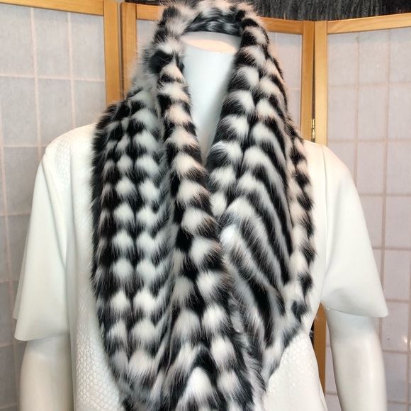 CeLeste by Bibhu Faux Fur Boa - Picture 4 of 6